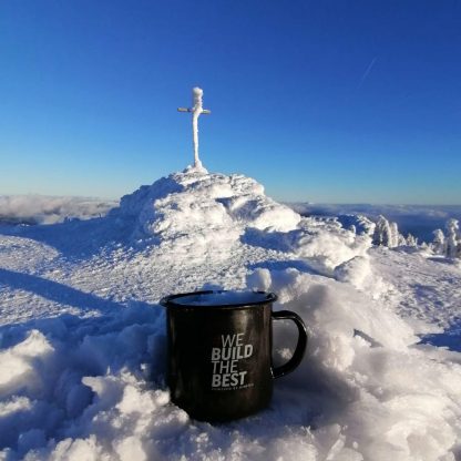 Kinema Emaille-Tasse in Schwarz mit >>We build the Best